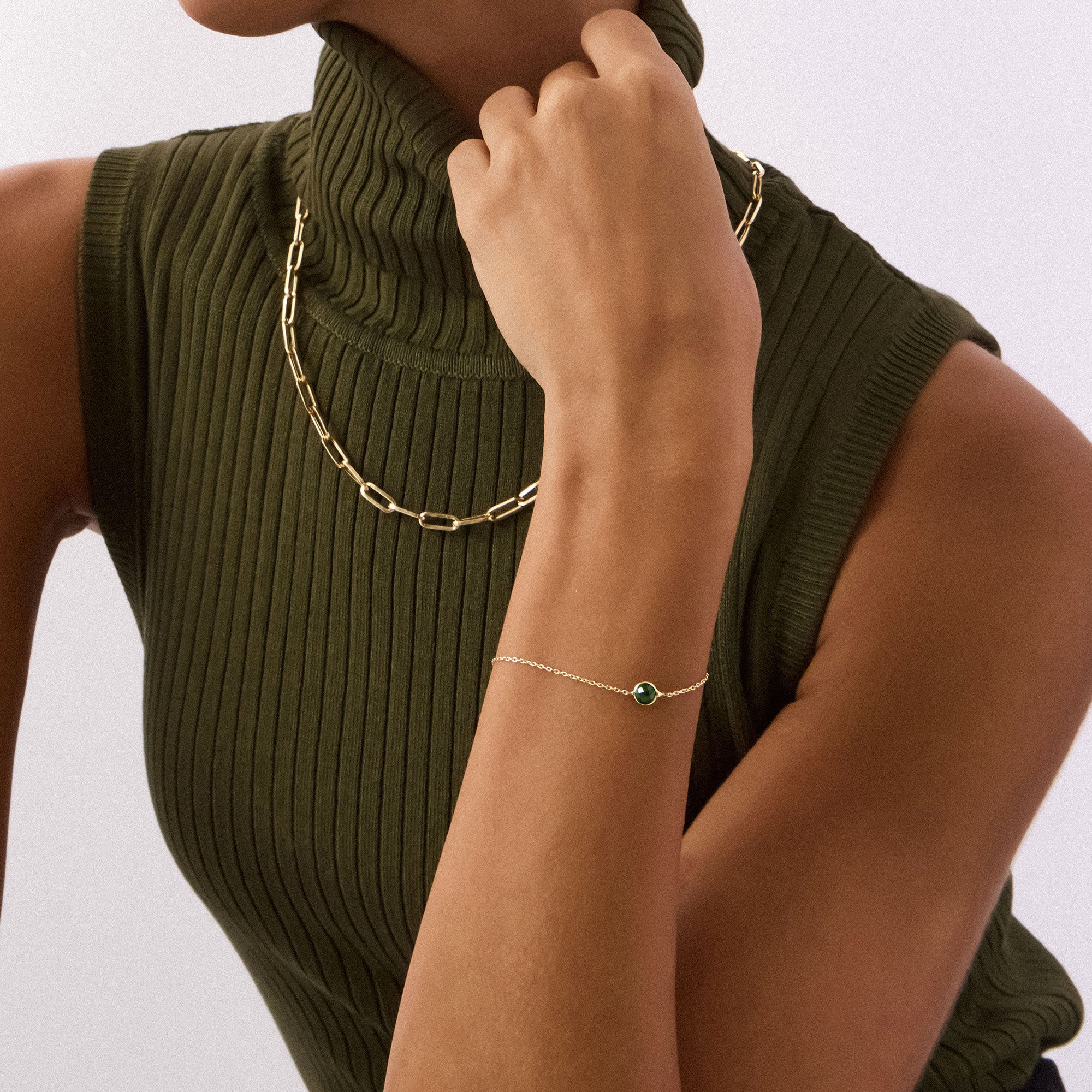 14K Real Solid Gold Bracelet with a single emerald birthstone bead, a dainty and elegant green gemstone bracelet suitable for daily wear or special gifts like Mother’s Day and Christmas.