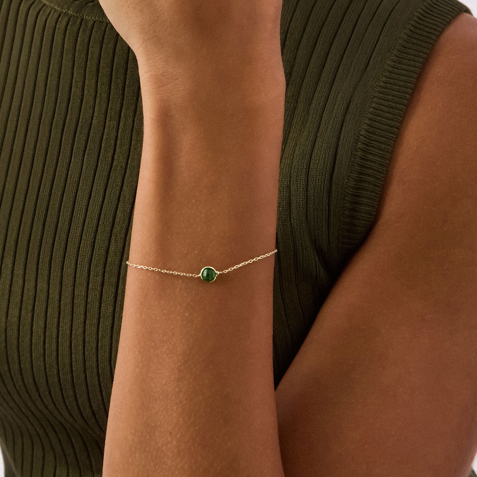 14K Real Solid Gold Bracelet with a single emerald birthstone bead, a dainty and elegant green gemstone bracelet suitable for daily wear or special gifts like Mother’s Day and Christmas.
