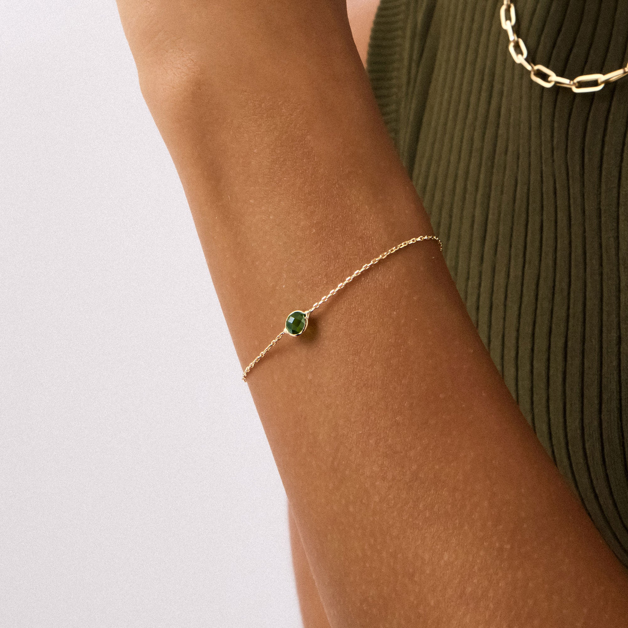 14K Real Solid Gold Bracelet with a single emerald birthstone bead, a dainty and elegant green gemstone bracelet suitable for daily wear or special gifts like Mother’s Day and Christmas.