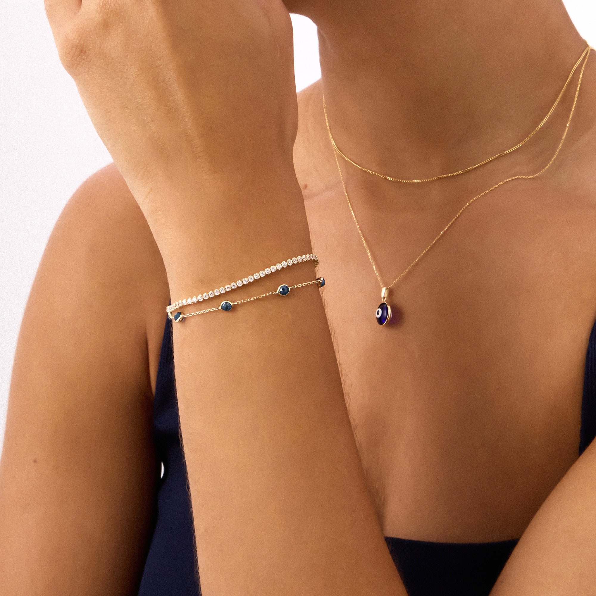 A 14K Real Solid Gold London Blue Topaz Birthstone Station Bracelet featuring deep blue, faceted gemstones set along a fine gold chain, perfect for elegant wear.